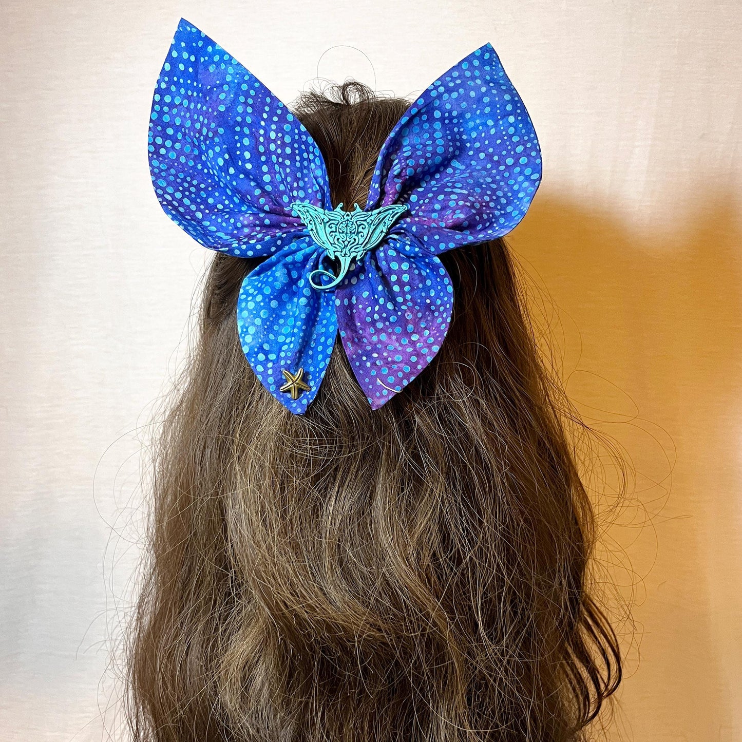 Handmade Manta Ray Hair Bow – Ocean Blue Butterfly Bow with 3D Printed Charm – Nautical Fantasy Accessory for Mermaidcore and Sea Lovers