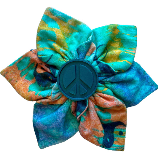 Handmade Fabric Flower Hair Clip – Tie-Dye Peace Sign Bow, Boho Hippie Hair Accessory, Festival Style, Retro 90s Aesthetic, Gift for Her