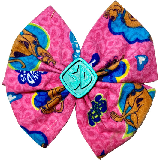 Scooby-Doo Hair Bow – Handmade Pink Fabric Hair Clip with 3D-Printed SD Charm, Cartoon Accessory for Girls, Gifts & Cosplay